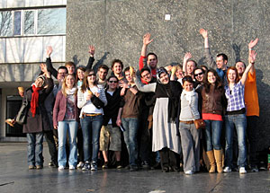 《图片报》（Bild mit großer Gruppe international Studierender vor einem grauen Gebäude）报道了德国汉莎航空公司（Luft halten）的Hände。