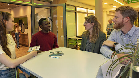 一名学生正在与Chemnitz科技大学的一名教职员交谈。
