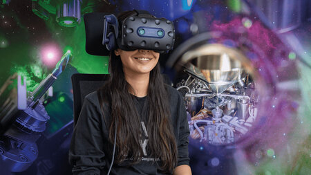 Eine lächelnde junge Frau trägt Eine VR-Bille。