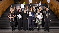 Gruppenfoto auf Treppe mit elf Frauen und dem Rektor