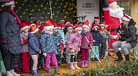 viele Kinder stehen zusammen und singen