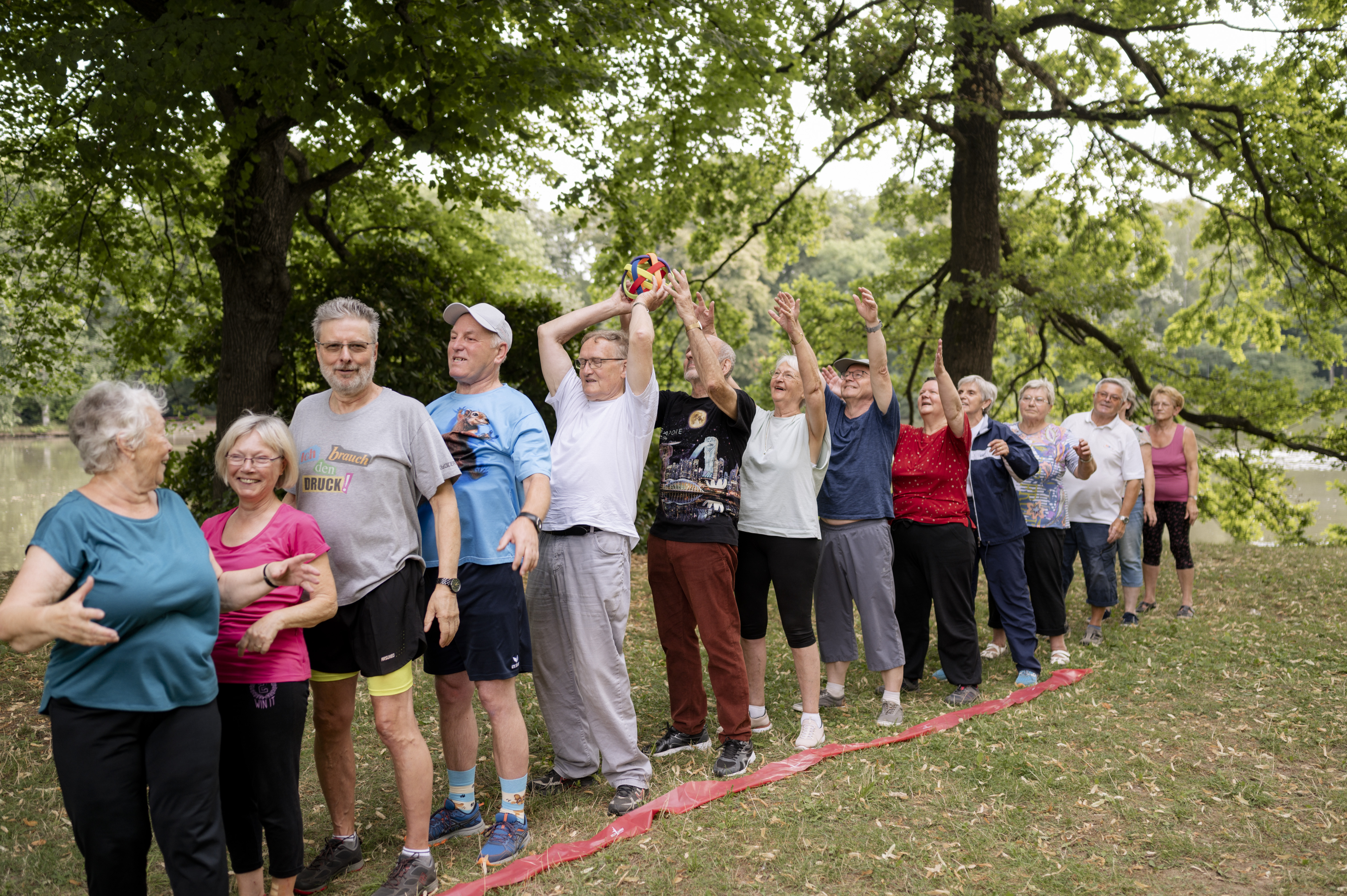 Ältere Personen die Sport im Freien machen