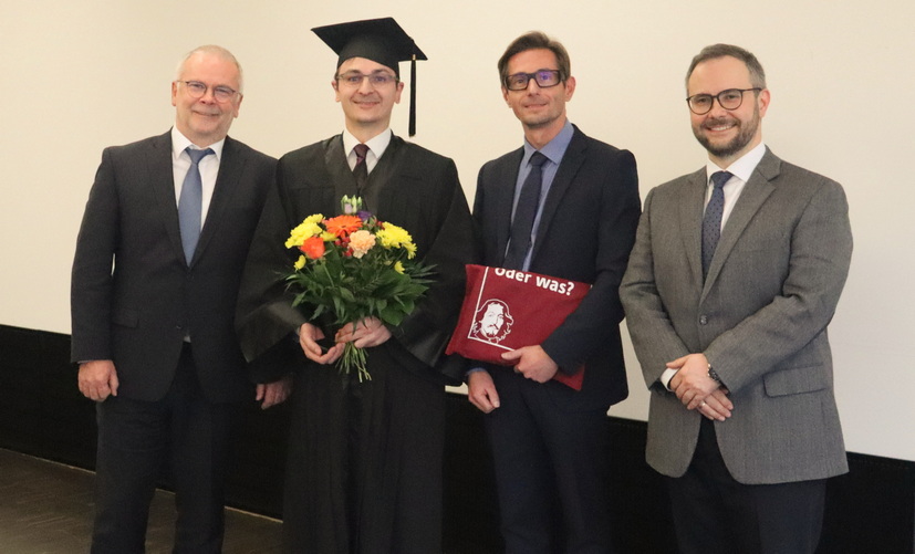 Promovend mit drei Professoren