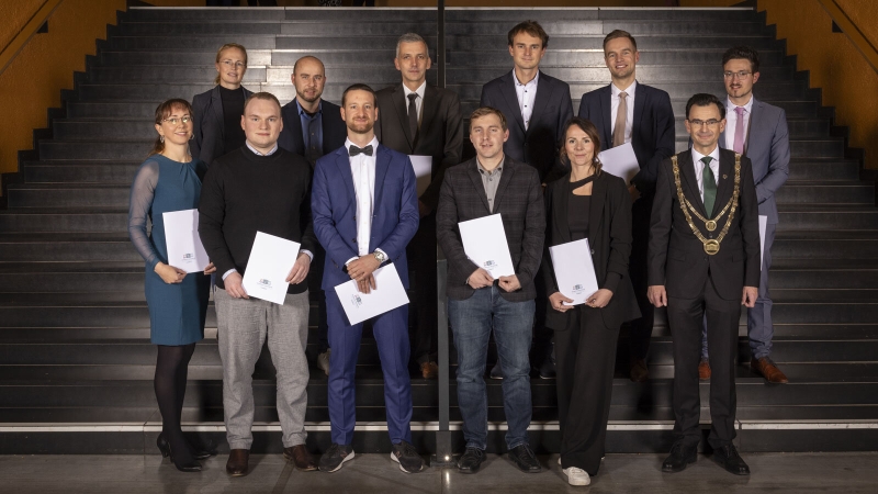 Franziska Klimant (1. Reihe, ganz links) und Nils Becker (1. Reihe, 2. v. l.) bei der Preisverleihung im Foyer des Hörsaalgebäudes auf dem Campus Reichenhainer Straße. Foto: TU Chemnitz/Jacob Müller