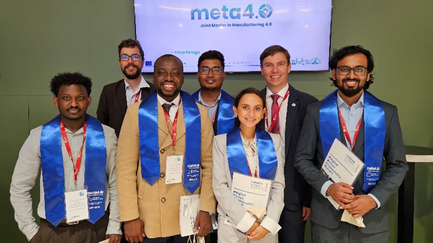 Guta Asrat Duressa, Clinton Ikechukwu, Md Ibthisum Alam, Menatella Gad und Muhammad Junaid Ali (v.l.n.r.) mit ihren beiden Chemnitzer Betreuern Steffen Brier (hinten links) und Dr. Matthias Rehm (hinten rechts) von der Professur Produktionssysteme und -prozesse nach der erfolgreichen Verteidigung ihrer Masterarbeiten. Quelle: TU Chemnitz/Katja Klöden