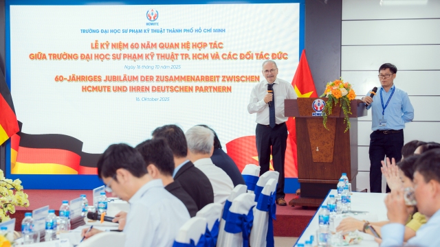 Prof. Andreas Hirsch gratuliert der Ho Chi Minh City University of Technology and Education im Namen der TU Chemnitz zum 60jährigen Jubiläum der deutsch-vietnamesischen Zusammenarbeit. Quelle: HCMUTE