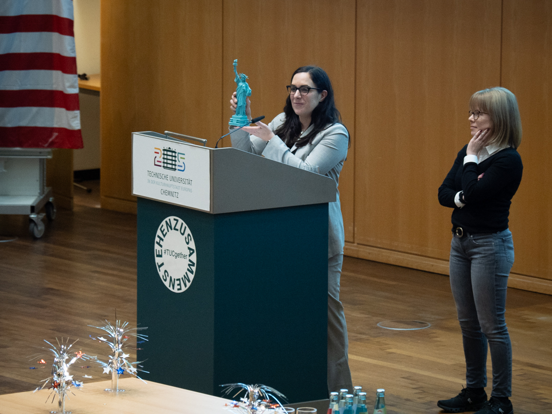 Courtney Mazzone des Amerikanischen Generalkonsulats in Leipzig hält den ersten Vortrag des Abends.