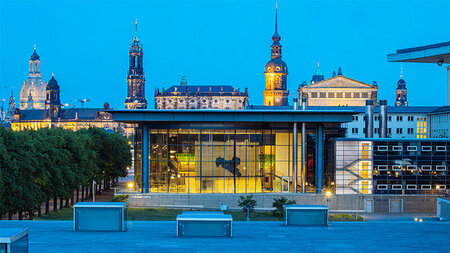 Blick auf moderen und alte Gebäude am Abend.