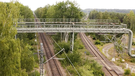 Brücke über Bahnschienen