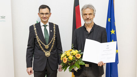 Zwei Männer stehen nebeneinander.