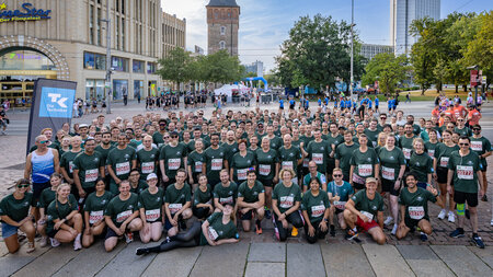 Gruppenbild mit vielen Läuferinnen und Läufern