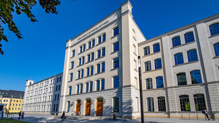 Blick auf ein Bibliotheksgebäude 