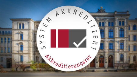 Logo vor einer Gebudefassade.