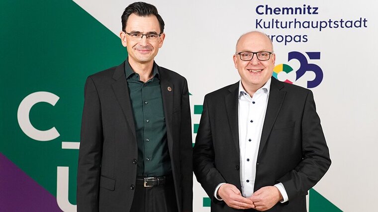 Rektor Prof. Dr. Gerd Strohmeier und Chemnitzer Oberbürgermeister Sven Schulze vor der Kamera bei der Aufnahme der Videobotschaft