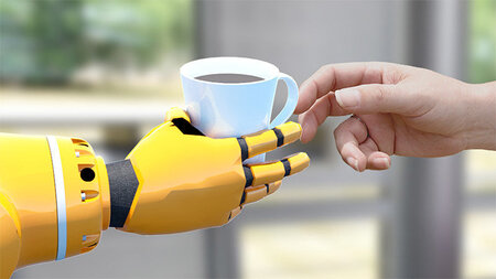 Eine Roboterhand bergibt an eine menschliche Hand eine Tasse.