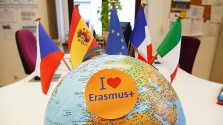 Globus mit internationalen Fahnen