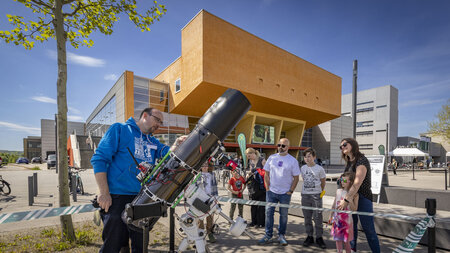 Personen vor dem Hörsaalgebäude