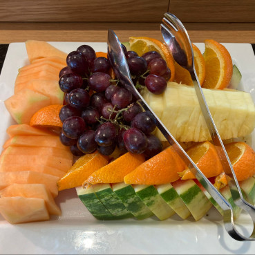 Platte mit aufgeschnittenem Obst
