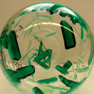 Kolben mit grünen Kristallen