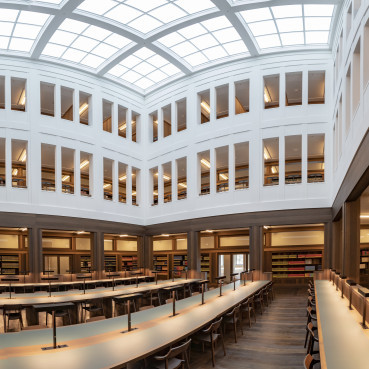 Raum mit Arbeitsplätzen und Glasdach in einer Bibliothek