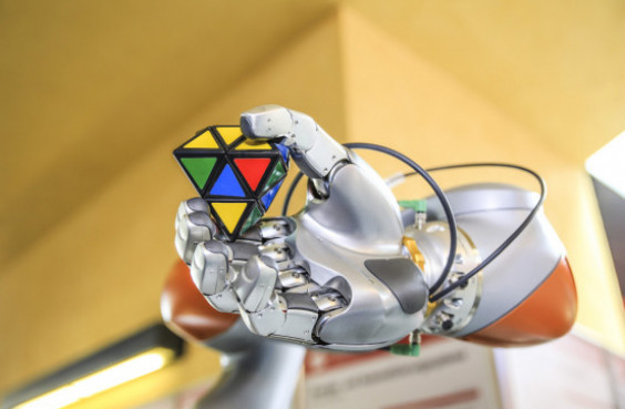a roboter's hand holding a rubik's cube