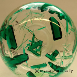Kolben mit grünen Kristallen; Quelle: crystals.artifically (Instagram)