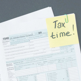 Klebezettel mit der Aufschrift "Tax time"