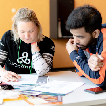 Ein Career Service Mitarbeiterin im Beratungsgespräch mit einem Studenten. 