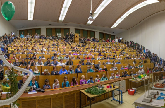 Hörsaal voller Kinder