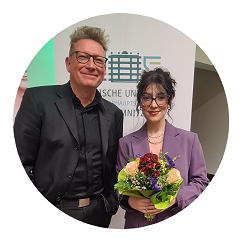 Prof. Hüsig neben einer Frau mit Blumenstrauß in der Hand